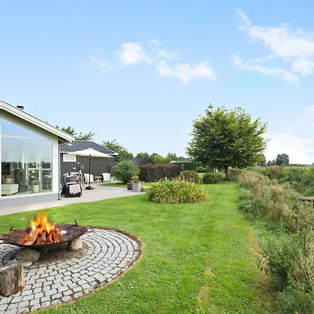 Prázdninový dům 4 Bedroom In *